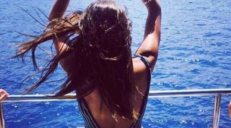 Επώνυμη Κύπρια φωτογραφίζεται με εκρηκτικό κόκκινο μπικίνι και μας δείχνει την τέλεια σιλουέτα της [εικόνα]