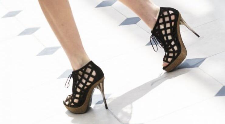 Άντρας δοκιμάζει γυναικείες γόβες για 12 ώρες [βίντεο]