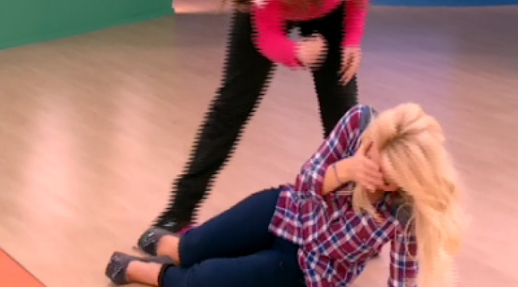 Ελένη Μενεγάκη: Έπεσε στο πάτωμα