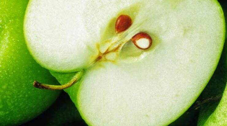 DIY: Μάσκα απολέπισης προσώπου με πράσινο μήλο