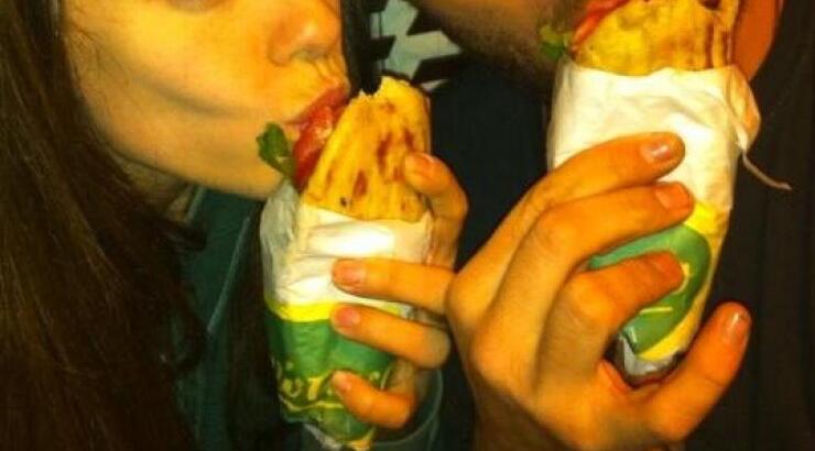 Ποιοι απολαμβάνουν το σουβλάκι τους και δουλεύουν ταυτόχρονα; 