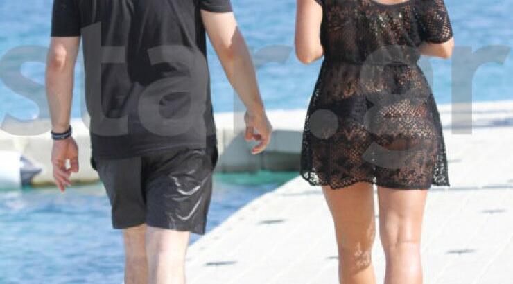 Ποιου Έλληνα τραγουδιστή η σύντροφος κυκλοφορεί με string μαγιό στην παραλία;