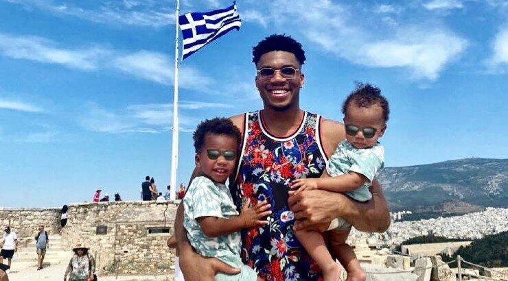 Η Ήβη Κυπριανού “τσάκωσε” τον Γιάννη Αντετοκούνμπο με τον γιο του σε παραλία της Μυκόνου 