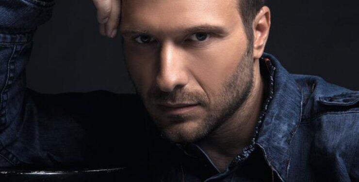 Ο Γιάννης Πλούταρχος θα μας τραγουδήσει το Σεπτέμβριο στο Δάλι