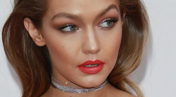 Τα Χριστούγεννα θα θέλετε σίγουρα να κάνετε αυτό το μανικιούρ της Gigi Hadid