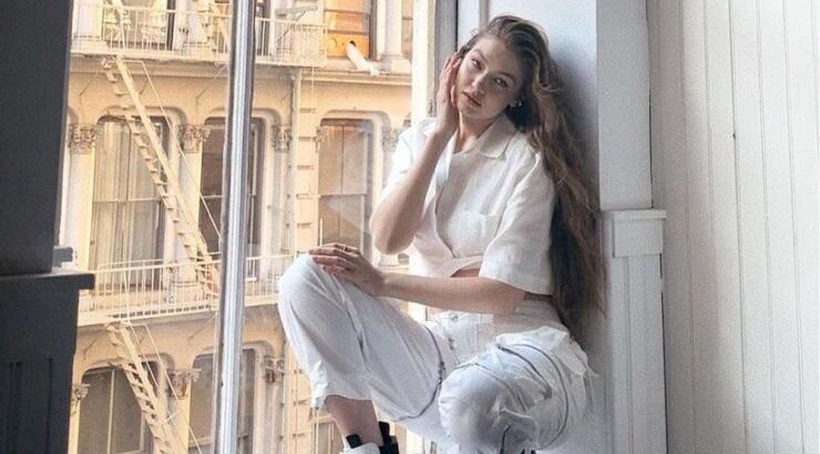 Gigi Hadid: Ποζάρει μαζί με την κορούλα της σε ένα σπάνιο στιγμιότυπο τους 