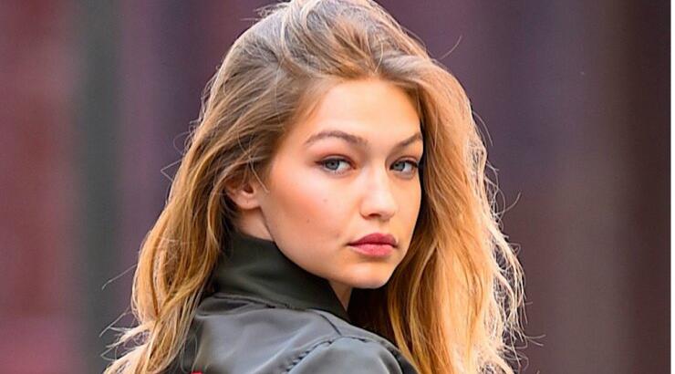 H Gigi Hadid φόρεσε το πιο αμφιλεγόμενο sneaker trend αυτής της σεζόν