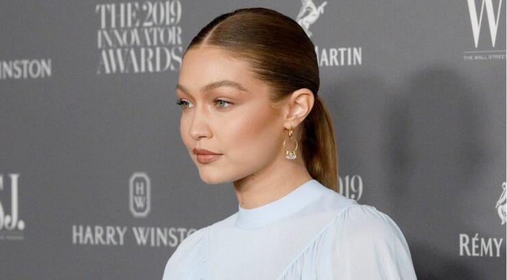 H Gigi Hadid φωτογραφήθηκε από το σπίτι της με ένα υπέροχο σύνολο