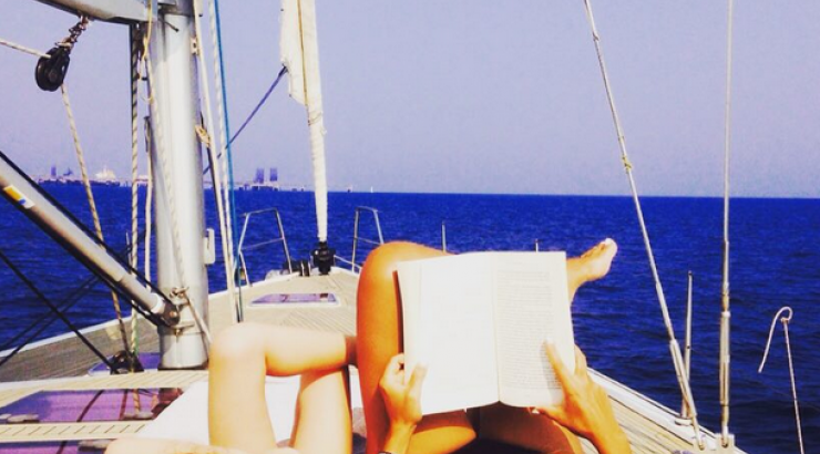 Επώνυμη Κύπρια κάνει ηλιοθεραπεία σε σκάφος με την κόρη της!