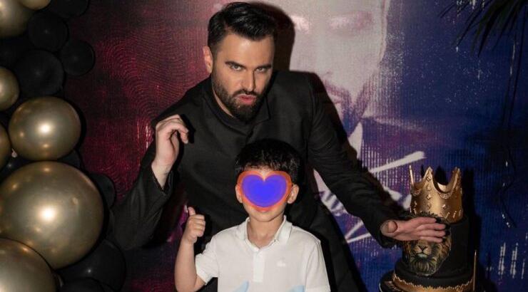 Γιώργος Παπαδόπουλος: Τραγουδάει με τον γιο του Άγγελο τραγούδι για την 28η Οκτωβρίου [βίντεο]