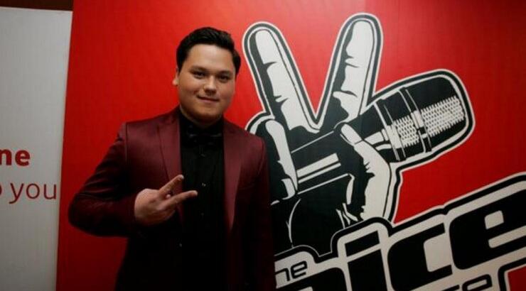 The Voice: Δείτε τον Κύπριο Γιούρι να φιλά παθιασμένα κορίτσι σε καφέ στο Παραλίμνι! [εικόνες]