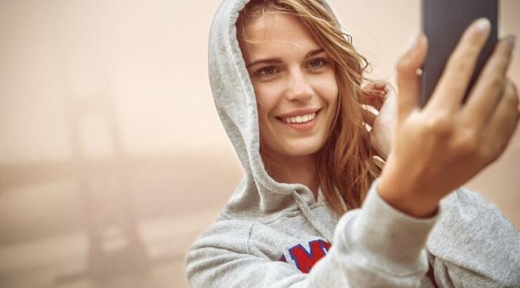 Τι αποκαλύπτει ο τρόπος που βγάζεις selfie; 