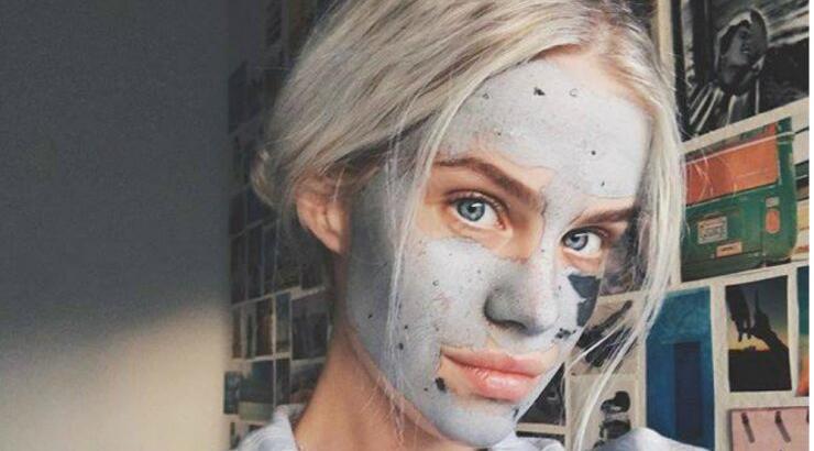 Mια μάσκα προσώπου από λάσπη που κάνει έντονη απολέπιση