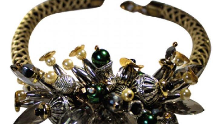 Δια χειρός…