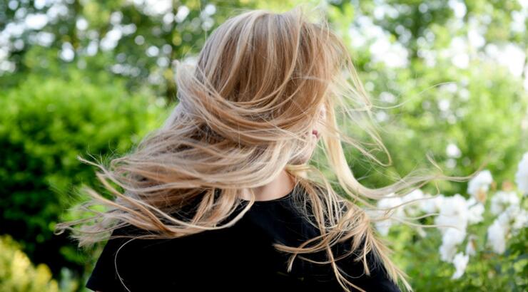 GLISS: ΛΑΜΠΕΡΑ ΚΑΙ ΥΓΙΗ ΜΑΛΛΙΑ ΜΕ VEGAN ΜΑΣΚΕΣ