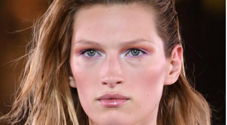 Πέντε προϊόντα μακιγιάζ που θα εντάξουμε στο νεσεσέρ μας