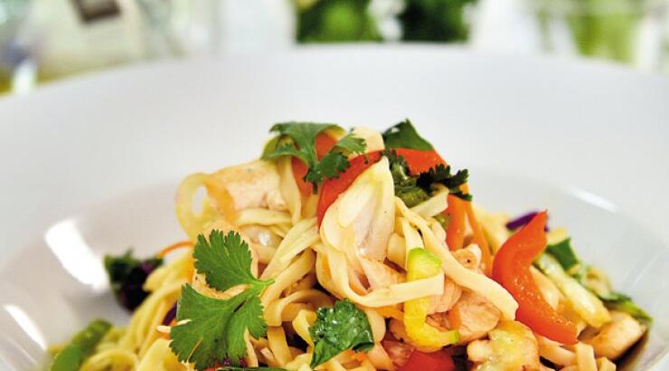 Γλυκόξινο κοτόπουλο στο τηγάνι με λαχανικά