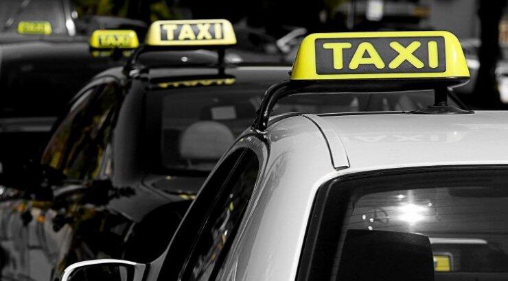 Οι οδηγοί ταξί παρατάσσονται έξω απο το Υπ.Μεταφορών 