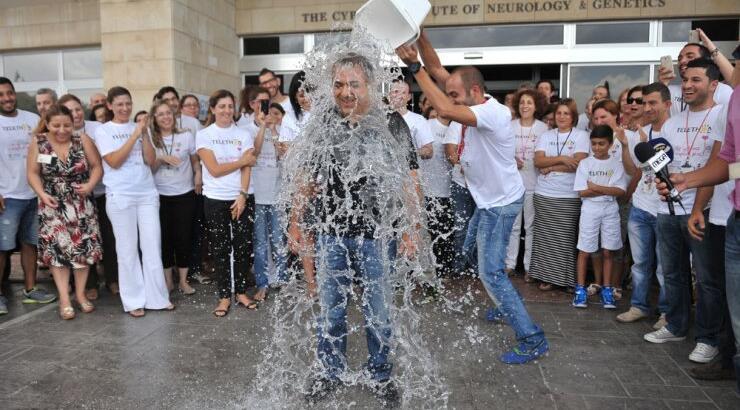 O Αναπληρωτής Γενικός Εκτελεστικός Ιατρικός Διευθυντής του ΙΝΓΚ μπολυγελώνεται για το ALS Ice Bucket Challenge 