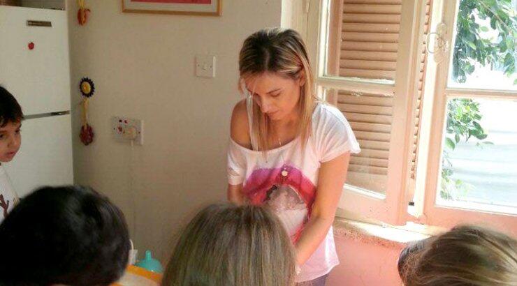 Γωγώ Αλεξανδρινού: Φτιάχνει λεμονάδα... 