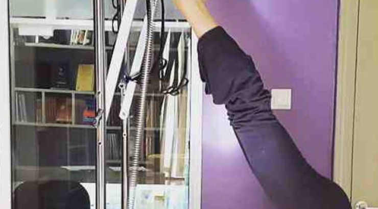 Η γυμναστική ξανθιάς παρουσιάστριας!