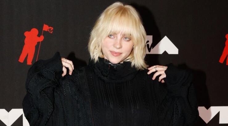 Η Billie Eilish άλλαξε (ξανά) χρώμα στα μαλλιά της και υιοθέτησε baby fringe