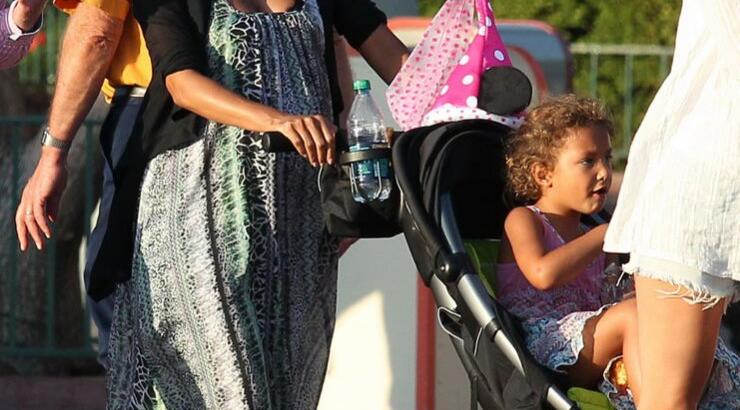 Τι γυρεύει η Halle Berry στην Disneyland;