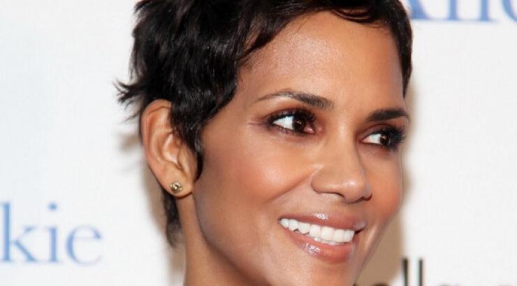 Χάλι Μπέρι: Σε ψυχοθεραπεία 30 χρόνια για να ξεπεράσω τον αλκοολικό πατέρα μου