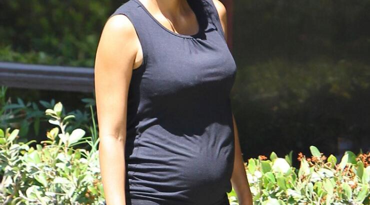 Halle Berry: Με φουσκωμένη κοιλίτσα