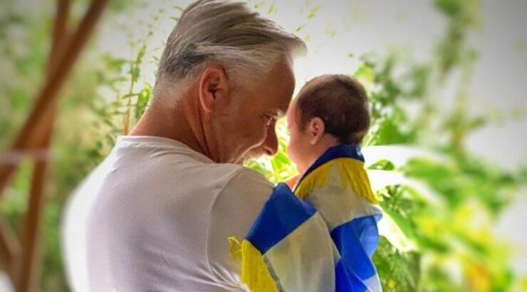 Χάρης Χριστόπουλος: Δείτε πως επιλέγει να πηγαίνει βόλτα το παιδάκι του [εικόνες]