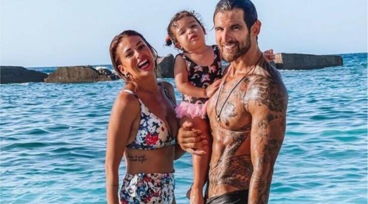 Χατζίδου - Παύλου: Τα υπέροχα καλοκαιρινά στιγμιότυπα με την κόρη τους με θέα το ηλιοβασίλεμα [εικόνες]