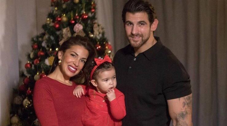 Ελένη Χατζίδου - Ετεοκλής Παύλου: Δείτε τους να στολίζουν οικογενειακώς το χριστουγεννιάτικο δέντρο τους με την μικρή Μελίτα [βίντεο]