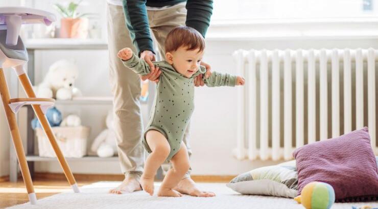Πώς να ενθαρρύνετε το μωρό σας για τα πρώτα του βήματα