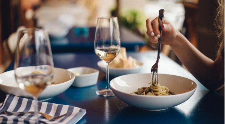 Φαγητό εκτός σπιτιού το καλοκαίρι - Πώς θα γλιτώσουμε θερμίδες