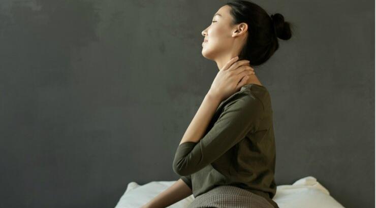 Μάθε πώς να αντιμετωπίσεις τον πόνο στον αυχένα και τι τον προκαλεί