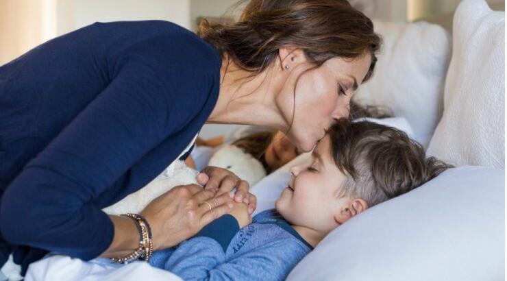 Πρέπει να ξαπλώνουμε με τα παιδιά μας μέχρι να αποκοιμηθούν;