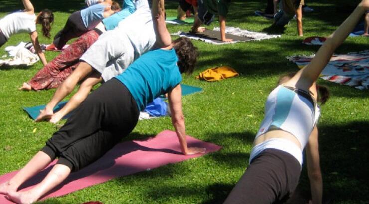 Γιόγκα στο πάρκο για όλους!