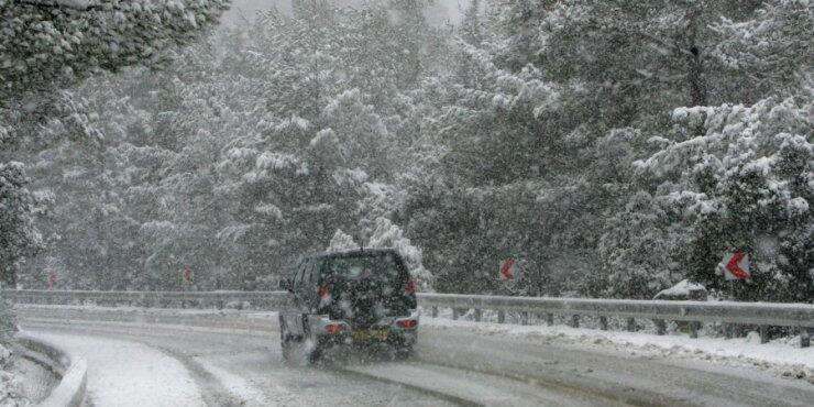 Κλειστοί δρόμοι λόγω κακοκαιρίας-Ομίχλη και χιόνια σε ορεινά
