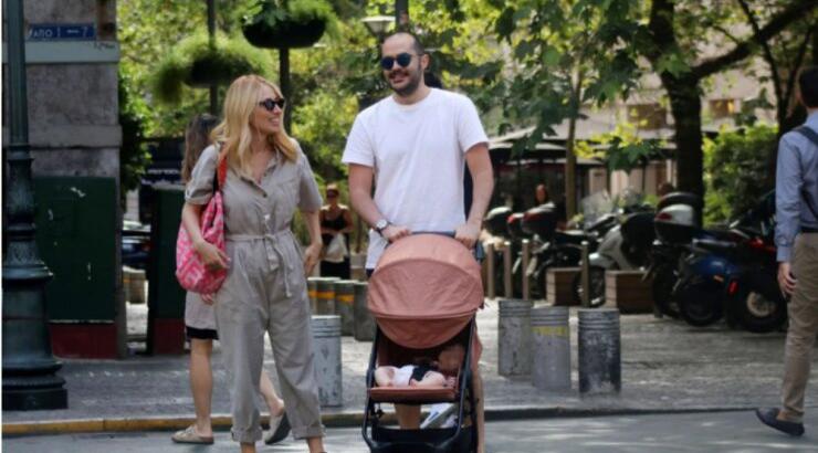 Μαρία Ηλιάκη: Η βόλτα με την κόρη και τον σύζυγό της στο κέντρο της Αθήνας [εικόνες]