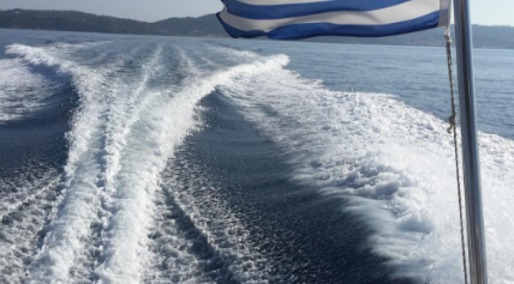 Κύπρια socialite απολαμβάνει όμορφες διακοπές με το γιο της στη Χαλκιδική!