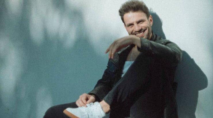 Hovig: Εικόνες από την πρόβα για το γαμπριάτικο του κοστούμι