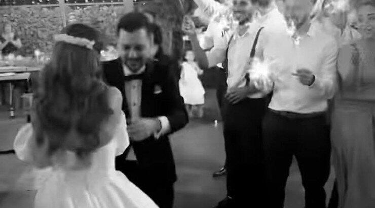 Γνωστή fashionista του νησιού ανέβηκε τα σκαλιά της εκκλησίας! [εικόνες & βίντεο]