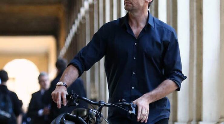 Ο ηθοποιός που έγινε ποδηλάτης στο Παρίσι! 