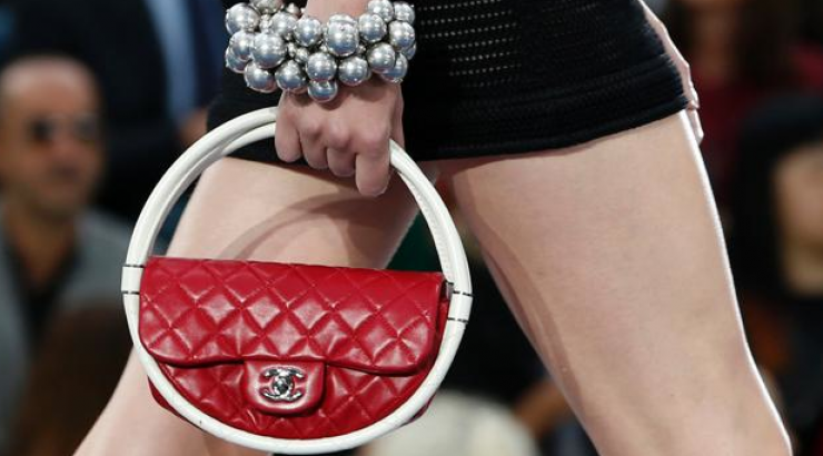 Η hula hoop τσάντα του οίκου Chanel βγαίνει προς πώληση