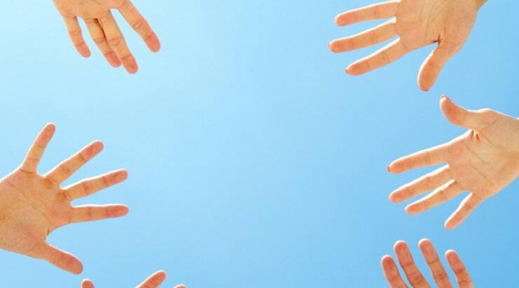 Σχηματίζουμε ανθρώπινη αλυσίδα με μια πετσέτα παραλίας κι ένα χαμόγελο