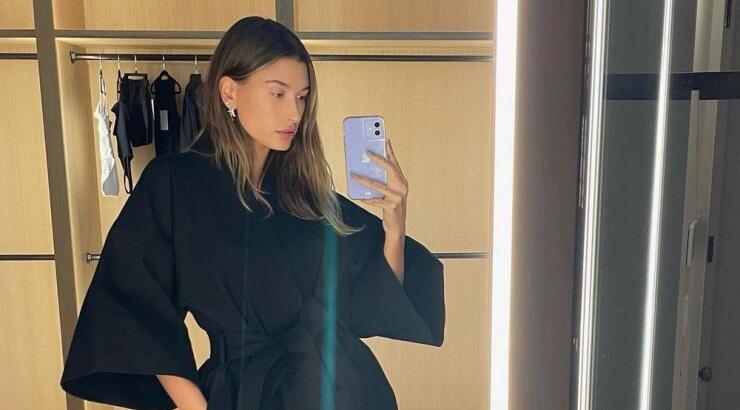 Το ιριδίζον eyeliner look της Hailey Bieber είναι η νέα τάση