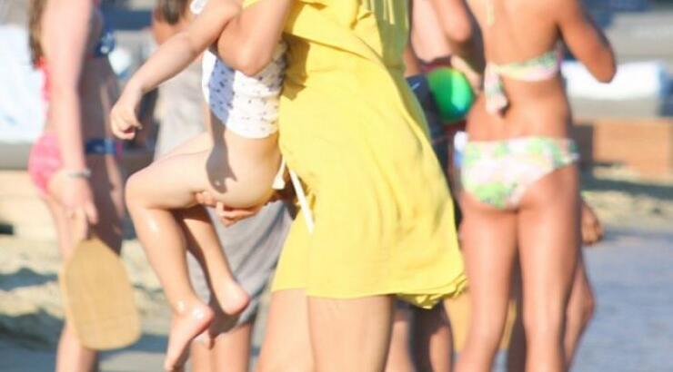 Τζίνα Αλιμόνου- Βαρδινογιάννη: H σπάνια εμφάνιση με τα παιδιά της στην παραλία