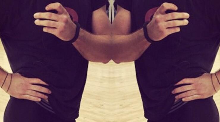 Όταν οι άντρες μιμούνται γυναικείες πόζες στο Instagram