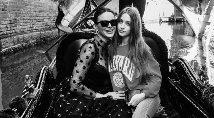 Νικόλ - Ramona: Μαμά και κόρη φόρεσαν τη νέα RF συλλογή με cozy φόρμες