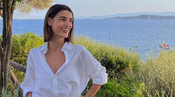 Η Maria Gojokovic σου δείχνει 3+1 τρόπους να φορέσεις το φουλάρι ως τοπ